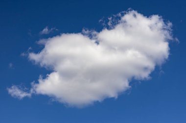 Tek bulutlu mavi gökyüzü