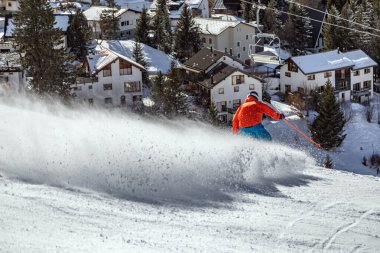 İsviçre 'de hızlı bir iniş yapan kayakçı