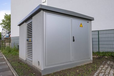 Bir yerleşim yerinin dışındaki küçük trafo istasyonu.