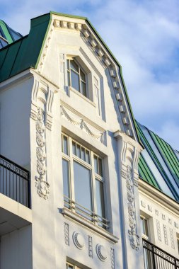 Stucco dekore edilmiş yüksek kaliteli eski bir bina kapısı.