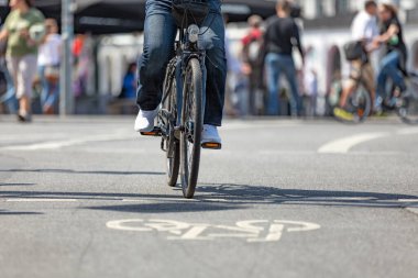 Bisikletli bisikletçi bisiklet yolunda