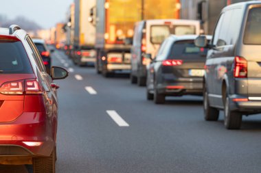 Karayolu yoğun trafik