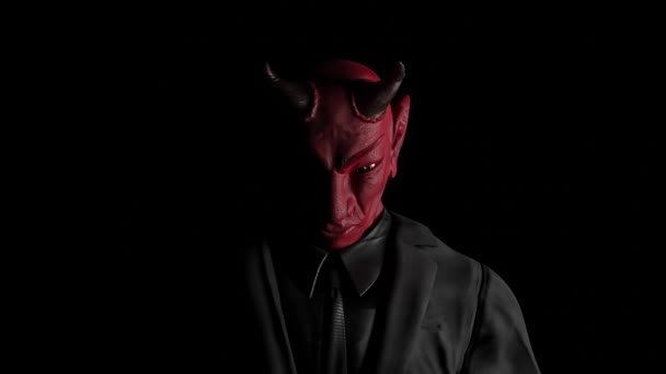 红色魔鬼从黑暗中出现了 从侧面发出的光 恐怖或宗教概念场景 3D渲染 — 图库视频影像