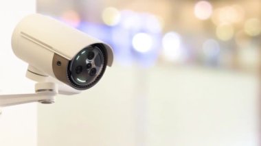 Binanın duvarına kamera yerleştirildi. Bölgeyi gözetleme amaçlı tarayın. Güvenlik işlerinde kullanılabilir. Animasyonsuz döngü. 3B Hazırlama