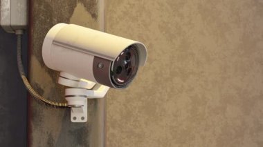 Güvenlik kamerası beton duvardaki metal direğe sabitlendi. Bölgeyi gözetleme amaçlı tarayın. Teknoloji ve yenilik kavramı. Animasyonsuz döngü, 3D görüntüleme