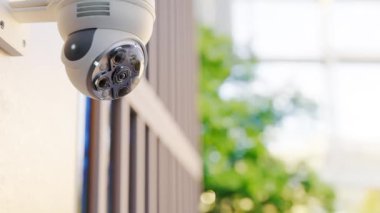 Binanın duvarına kamera yerleştirildi. Tüm yönleri kontrol edin ve gözetleme amacıyla bölgeyi tarayın. Güvenlik işlerinde arka plan olarak kullanılabilir. Animasyonsuz döngü. 3B Hazırlama