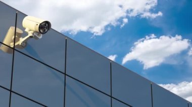 Binanın duvarına kamera yerleştirildi ve Sky 'ın zaman atlamalı arka planı. Bölgeyi gözetleme amaçlı tarayın. Güvenlik işlerinde kullanılabilir. Animasyon. 3B Hazırlama