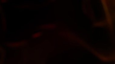 Dalgalanan enerji dalgası kırmızı-turuncu ışığı bulanıklaştırdı. Element animasyonu siyah arka planda kusursuz döngü. 3d hazırlayıcı.