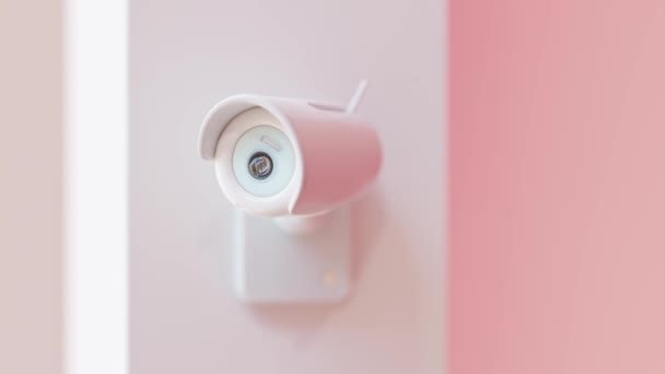 闭路电视摄像可爱的形状和粉红色的彩绘为孩子们的房间 为监视目的对该地区进行扫描 技术和创新概念 3D渲染 — 图库视频影像