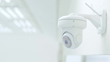 Güvenlik kamerası beyaz odaya ya da laboratuvara yerleştirilmiş. Bölgeyi gözetleme amaçlı tarayın. Teknoloji geçmişi ya da güvenlik işlerinde kullanılabilir. Animasyonsuz döngü, 3B Render