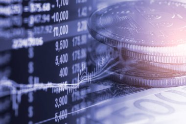 Modern bir takas yöntemi. Bitcoin küresel ekonomi piyasasında uygun bir ödemedir. Sanal dijital para birimi ve finansal yatırım ticaret kavramı. Altın bitcoin arka planına sahip soyut kripto para birimi.