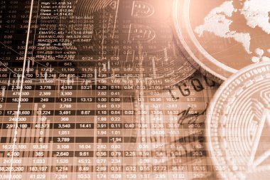 Modern bir takas yöntemi. Bitcoin küresel ekonomi piyasasında uygun bir ödemedir. Sanal dijital para birimi ve finansal yatırım ticaret kavramı. Altın bitcoin arka planına sahip soyut kripto para birimi.