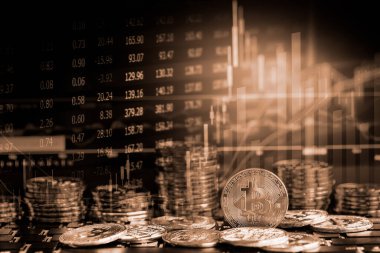 Modern bir takas yöntemi. Bitcoin küresel ekonomi piyasasında uygun bir ödemedir. Sanal dijital para birimi ve finansal yatırım ticaret kavramı. Altın bitcoin arka planına sahip soyut kripto para birimi.
