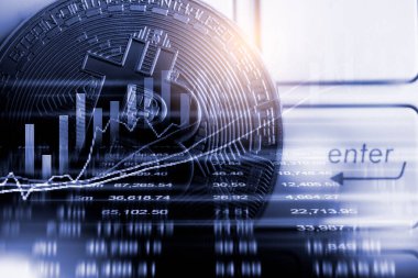 Modern bir takas yöntemi. Bitcoin küresel ekonomi piyasasında uygun bir ödemedir. Sanal dijital para birimi ve finansal yatırım ticaret kavramı. Altın bitcoin arka planına sahip soyut kripto para birimi.