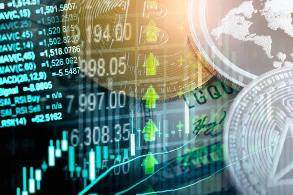 Modern bir takas yöntemi. Bitcoin küresel ekonomi piyasasında uygun bir ödemedir. Sanal dijital para birimi ve finansal yatırım ticaret kavramı. Altın bitcoin arka planına sahip soyut kripto para birimi.