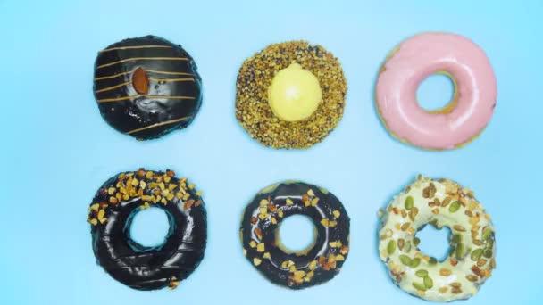 Üst Görünüm Farklı Donut Renkleri Mavi Arkaplanda Değişiyor Hareketli Yaratıcı — Stok video