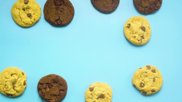 Bewegende Verdwijnende Chocolade Chip Koekje Blauwe Naadloze Achtergrond Koekjes Grappige — Stockvideo