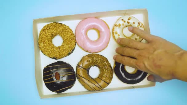 Visão Superior Diferentes Cores Donuts Mudando Fundo Azul Pare Movimento — Vídeo de Stock