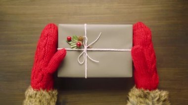 Noel kartı arkaplanı ve şenlikli bir dekorasyon. Alternatif Noel ve yılbaşı kutuları ahşap masada. Mesaj için alan Mutlu Noeller ve mutlu yıllar, üst manzara, dur hareketi