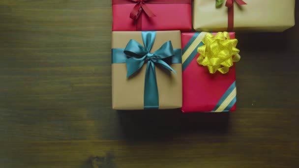 节日贺卡背景与节日装饰 圣诞节和新年交替送礼盒放在木桌上 祝您圣诞快乐 新年快乐 尽收眼底 停止活动 — 图库视频影像