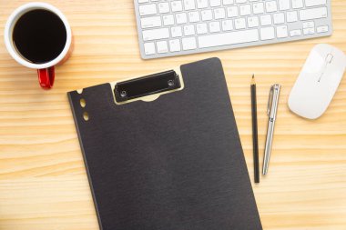 Bilgisayarlı ahşap masa ofisi, akıllı telefon ve bir fincan kahveyle birlikte diğer iş malzemeleri. Metni kopyalamak için üst görünümü kullan. Desenci çalışma alanı düz masa üzerinde temel elementler yatıyordu.