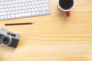 Bilgisayarlı ahşap masa ofisi, akıllı telefon ve bir fincan kahveyle birlikte diğer iş malzemeleri. Metni kopyalamak için üst görünümü kullan. Desenci çalışma alanı düz masa üzerinde temel elementler yatıyordu.