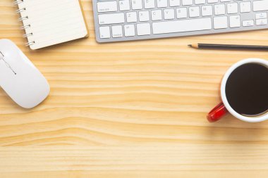 Bilgisayarlı ahşap masa ofisi, akıllı telefon ve bir fincan kahveyle birlikte diğer iş malzemeleri. Metni kopyalamak için üst görünümü kullan. Desenci çalışma alanı düz masa üzerinde temel elementler yatıyordu.