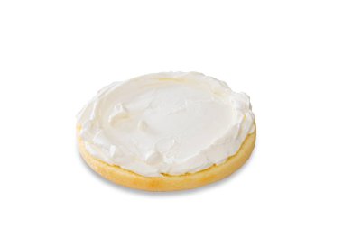 Beyaz izole edilmiş arka planda kesme yolları olan ev yapımı kek. Yumuşak ve hafif sunmak için süt kremalı sade pandispanya. Doğum günü pastası veya sevgililer günü tatlısı için fırın konsepti.