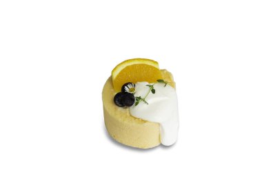 Beyaz izole edilmiş arka planda kesme yolları olan ev yapımı turuncu pasta. Genç portakallı puding soslu sade pandispanya. Doğum günü pastası veya sevgililer günü tatlısı için fırın konsepti.