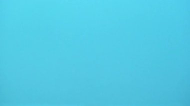 Sakin bir 4K görüntüsü, sakin bir yüzeye düşen su damlacıklarını yakalıyor ve zarifçe genişleyen dalgalanmalar yaratıyor. Akışkan hareket, yumuşak yansımalar ve büyüleyici desenler huzur ve huzur dolu bir güzelliği çağrıştırıyor..