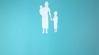 Video 4k aile kâğıdı mavi arka planda kesilmiş. Aile günü konsepti, koruyucu aile, aile içi şiddet, ev okulu, uluslararası aile günü, dünya ruhsal sağlık günü, dünya otizm farkındalık günü
