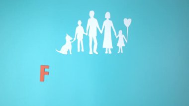 Video 4k aile kâğıdı mavi arka planda kesilmiş. Aile günü konsepti, koruyucu aile, aile içi şiddet, ev okulu, uluslararası aile günü, dünya ruhsal sağlık günü, dünya otizm farkındalık günü