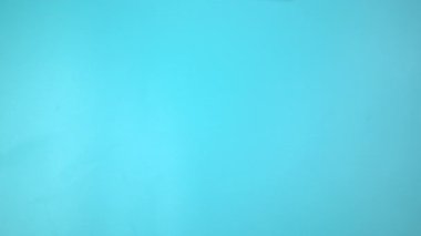 Görüntü 4K. Mor ya da mor kurdeleli eller. Pankreas kanseri, Testis kanseri farkındalığı, kanserden kurtulma, leyomiyosarkom, Dünya Kanser Günü. Sağlık sigortası, sigorta kavramı.