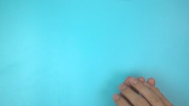 Görüntü 4K. Mor ya da mor kurdeleli eller. Pankreas kanseri, Testis kanseri farkındalığı, kanserden kurtulma, leyomiyosarkom, Dünya Kanser Günü. Sağlık sigortası, sigorta kavramı.
