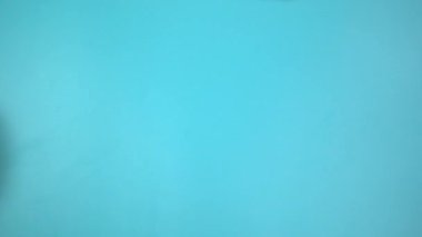 Görüntü 4K. Mor ya da mor kurdeleli eller. Pankreas kanseri, Testis kanseri farkındalığı, kanserden kurtulma, leyomiyosarkom, Dünya Kanser Günü. Sağlık sigortası, sigorta kavramı.