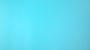 Görüntü 4K. Mor ya da mor kurdeleli eller. Pankreas kanseri, Testis kanseri farkındalığı, kanserden kurtulma, leyomiyosarkom, Dünya Kanser Günü. Sağlık sigortası, sigorta kavramı.