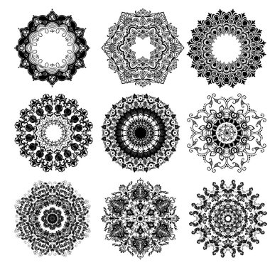 Damaske ve arabesk elementleri siluet vektörüyle farklı süslemeli yuvarlak dantel kümesi 