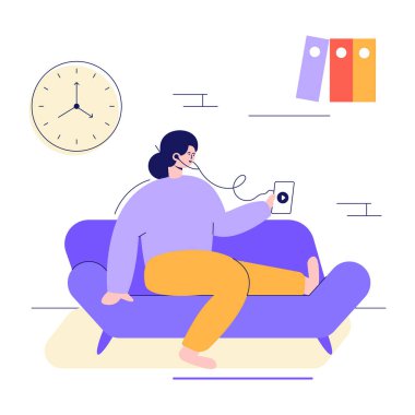 smartphone ile kanepede oturan kadın 