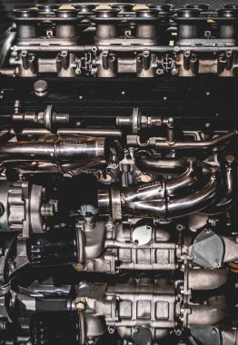 spor araba motoru kaputu arka planı dikey .