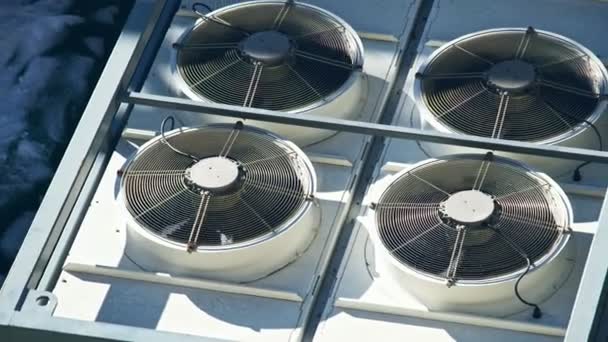 Klimaanlage Wärmepumpe Weiße Ventilatoren Entlüften Dachteiler Rotierenden Hintergrund — Stockvideo