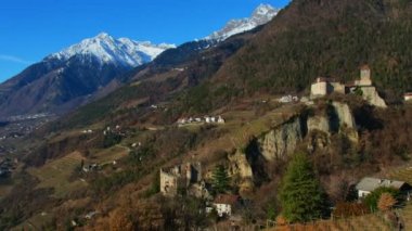 İtalya 'da Trentino Alto Adige' de Merano yakınlarındaki İtalyan dolomitlerle ilgili Tirolo .