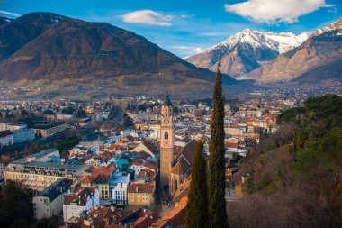 Merano şehir merkezinin panoramik manzarası. Merano (İtalyanca: Meran), İtalya 'nın güneyinde yer alan bir şehirdir. Yüksek kalite fotoğraf