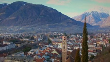 Merano şehir merkezinin panoramik manzarası. Merano (İtalyanca: Meran), İtalya 'nın güneyinde yer alan bir şehirdir. Yüksek kalite 4k görüntü