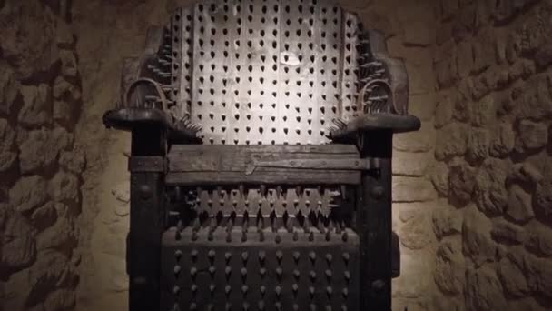Καρέκλα Βασανισμού Από Σιδερένια Καρέκλα Γεμάτη Καρφιά Ένα Όργανο Μεσαιωνικού — Αρχείο Βίντεο