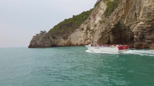 2022年7月21日 南イタリアのプーリア州ガルガーノの美しい海岸沿いの海の洞窟へのボート旅行 — ストック動画