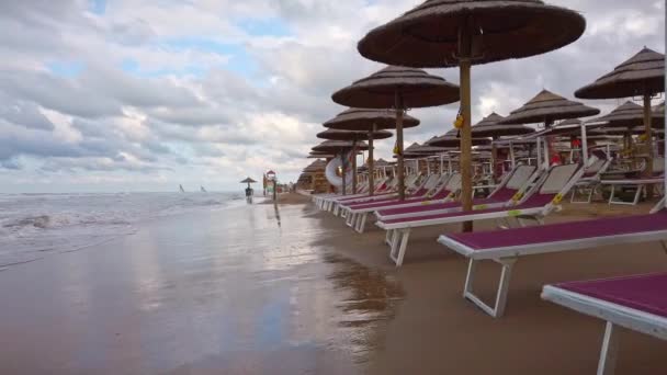 Sahildeki Boş Plaj Yatakları Kıyıya Doğru Yürür Yüksek Kalite Görüntü — Stok video