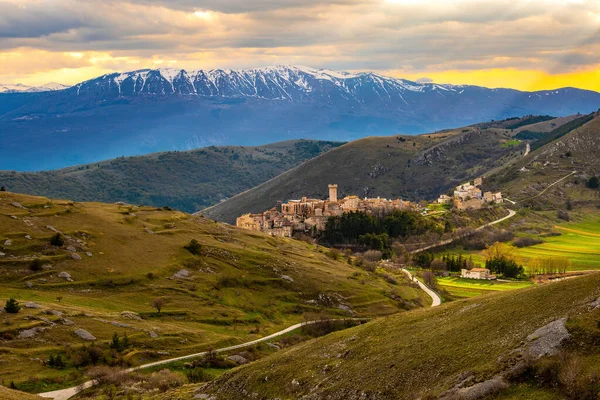 Gran Sasso国家公园Abruzzo的Santo Stefano Sessanio村和Majella山及其起伏的山丘和日落时的高程浪漫景象 — 图库照片