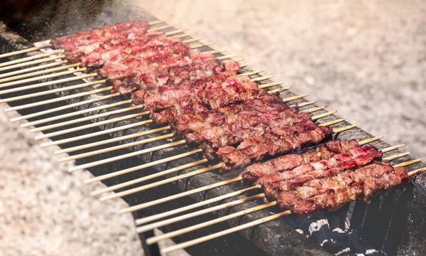 Koken Beroemde Arrosticini Abruzzesi Italiaanse Spiesen Schapenvlees Outdoor Grill Campo — Stockfoto