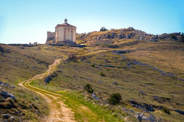 İtalya Kilisesi Santa Maria della Pieta Rocca Calascio yakınlarındaki Abruzzo 'daki Gran Sasso Ulusal Parkı - Güney İtalya