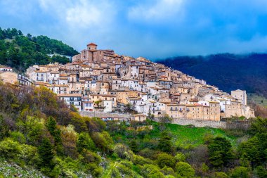 Gran Sasso Ulusal Parkı 'ndaki Castel del Monte kasaba manzarası - Abruzzo Bölgesi - İtalya .